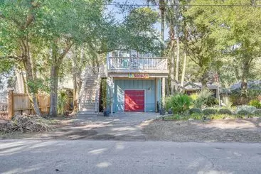 Mökkimajoitus The Bird House Lush Bungalow, Steps From Ocean!