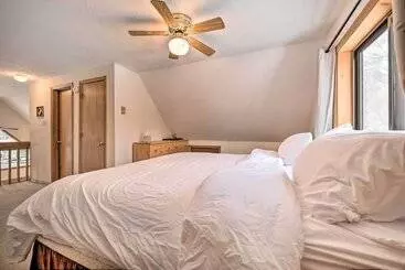 Mökkimajoitus Walk To Arrowhead Lake: Cabin W/ Private Hot Tub!