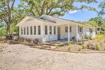 Mökkimajoitus Riverside New Magnolia Springs Home W/ Dock, Beach