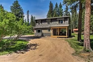 Mökkimajoitus Creekfront Lincoln Home, Steps From Downtown!