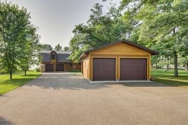 Landhus Large Home On Lake Edward W/ Deck & Fire Pit!