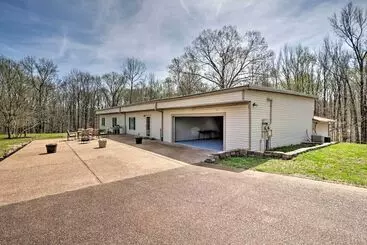 Mökkimajoitus Quiet Memphis Home On 20 Acres: 10 Mi To Downtown!