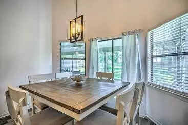 Mökkimajoitus Navarre Home W/ Game Area + Screened In Porch