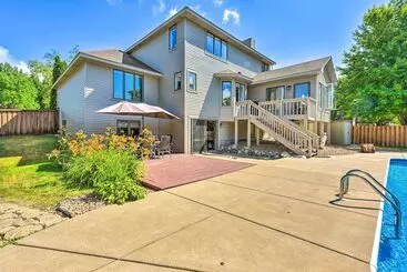 Mökkimajoitus Pet Friendly Maple Grove Gem W/ Private Yard!