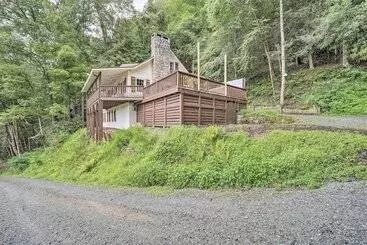 Mökkimajoitus Riverfront Sugar Grove Home: Hot Tub & Views!