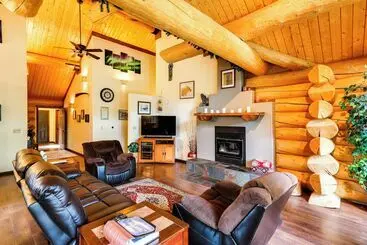 Mökkimajoitus Riverside Log Cabin: On Site Aurora Viewing!