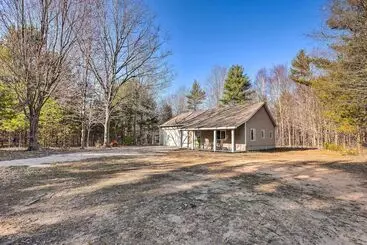 Mökkimajoitus Secluded Bear Lake Getaway W/ Fire Pit & Porch!