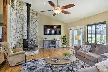 コテージ Updated Cottonwood Home W/ Patio & Fire Pit!