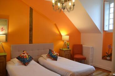 Отель Hôtel Les Grands Chênes