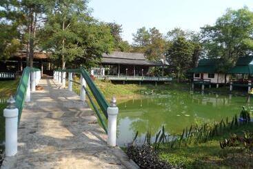 Hotel Khunnam Rimtarn Resort