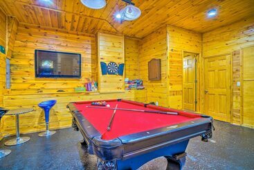 별장 A Beautiful View Cabin: Game Room & Hot Tub