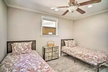 Blue Cottage In The Bayou  W/ Private Yard!