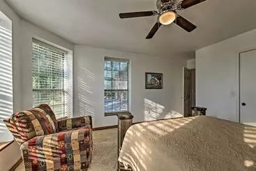 Mökkimajoitus Charming Hamilton Farmhouse W/ Country Views!