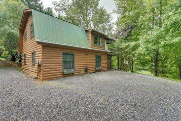 Hus på landet Cozy Creekside Cabin W/ Fire Pit & Views!
