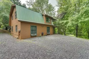 Mökkimajoitus Cozy Creekside Cabin W/ Fire Pit & Views!