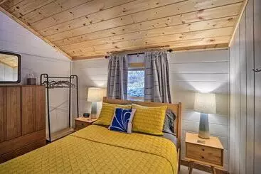 Mökkimajoitus Hike & Swim On Site: Cozy Falls Brook Cabin