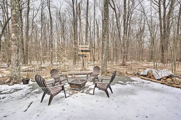 Pocono Lake Cottage W/ Private Indoor Hot Tub