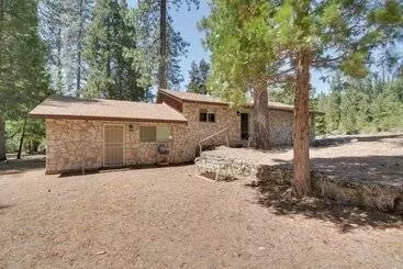 Mökkimajoitus Riverfront Home Near Yosemite National Park!