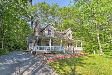 Mökkimajoitus Large Deck & Fire Pit: Secluded Pocono Lake Home