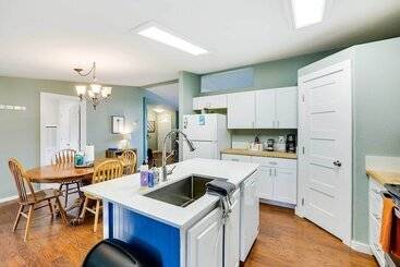 Gîte Rural Serene Sequim Retreat W/ Deck: Pets Welcome!