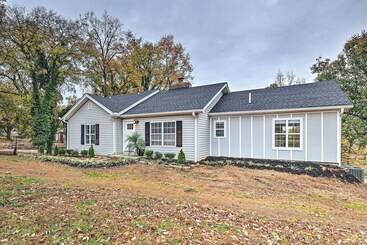 Landhus Spacious Lakefront Retreat W/ Hot Tub + Dock!