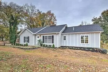 Mökkimajoitus Spacious Lakefront Retreat W/ Hot Tub + Dock!