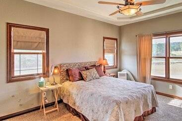 Gîte Rural Sturgis Vacation Rental W/ Hot Tub & Game Room!
