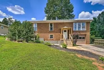 Mökkimajoitus Updated Knoxville Home W/ Media Room + Patio!