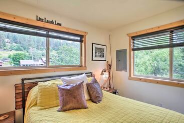 茅舍 Waterfront Cabin W/ 2 Boat Docks & Mtn Views!