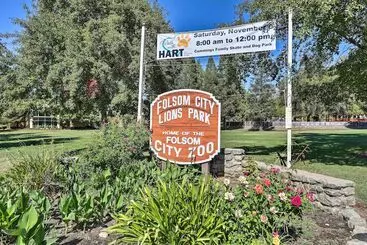 Mökkimajoitus Boho Chic Folsom Retreat: Walkable Location!