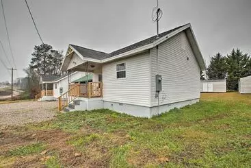 コテージ Bright Cabin W/ Spacious Deck And Fire Pit!