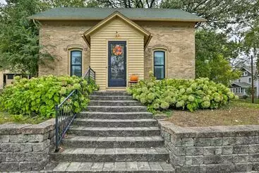コテージ Bright Clear Lake Getaway, 4 Blocks To Downtown!
