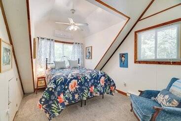 Сельский дом Chalet On The Green: Cozy Lake Ariel Retreat!