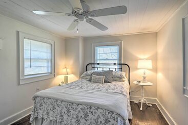 茅舍 Coastal, Walkable Home In Historic Southport!