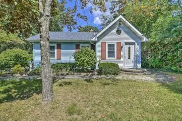 Mökkimajoitus Dog Friendly Waretown Home W/ Furnished Deck!