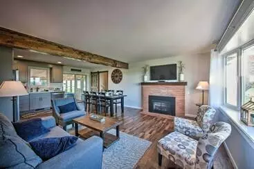 Mökkimajoitus Family Home W/sunroom & Hot Tub, 12mi To Lancaster