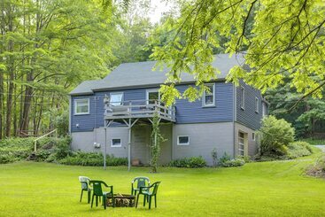 Mökkimajoitus Meadville Home: Private Yard & Fishing Nearby