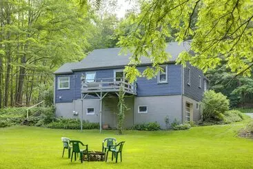 Mökkimajoitus Meadville Home: Private Yard & Fishing Nearby