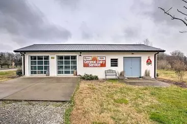 Pet Friendly  Milk Barn Cottage  On 15 Acres!