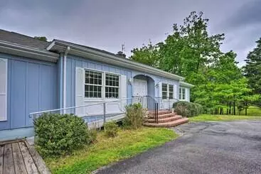 Vakantiehuisje Tranquil River House W/ Grill & Views, Near Town!