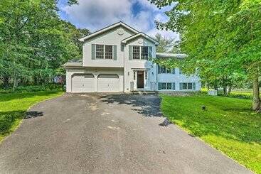 Vakantiehuisje Poconos Retreat W/ Game Room, Hot Tub, & Sauna!