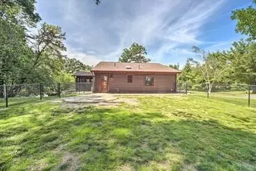 コテージ Quiet Lakeside Cabin: Patio & Stunning Views!