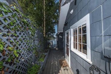 Landhus The Nest  Gorgeous Waterfront La Conner Getaway!