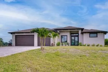 Dom wiejski Canal Front Cape Coral House: Private Pool & Lanai