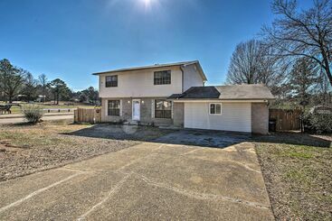 بيت ريفى Central Hot Springs Family Home W/ Deck!