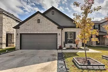 کلبه Charming Home Near Austin W/ Grill & Porch!