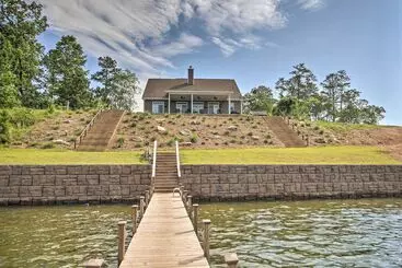 Mökkimajoitus Elegant Lakefront Gem W/ Dock + Sunset Views!