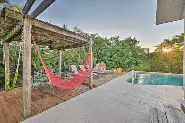 کلبه House W/ Heated Pool & Grill   Walk To Beach!