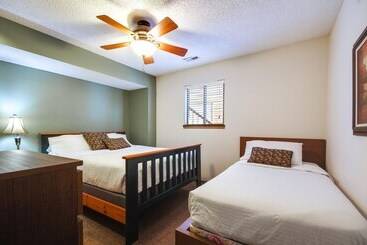 קוטג'' Lake Of The Ozarks Home W/ Dock & Water Slide