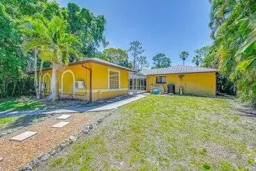 Mökkimajoitus Lovely Naples Home: Backyard Oasis W/ Pool!